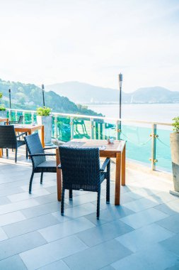 boş veranda sandalye ve masa deniz görünümü arka plan ile