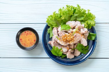 Soslu ve sebzeli haşlanmış balık sosu.