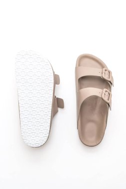 Kadınlar beyaz arka plan üzerinde izole sandalet deri