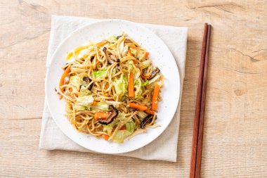 tavada kızartılmış yakisoba noodle sebzeli - vegan ve vejetaryen yiyecekler