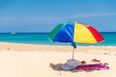 tropikal plaj ve deniz paradise Island - tatil tatil kavramı üzerinde renkli şemsiye