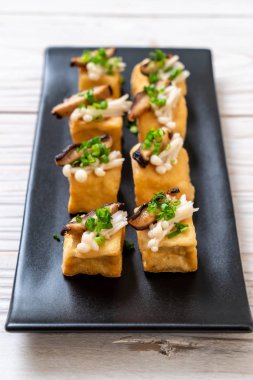 Shitake Mantarlı ızgara Tofu ve Altın İğne Mantarı - sağlıklı, vejetaryen veya vejetaryen yemek tarzı