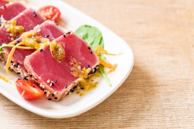 Taze orkinos ile baharatlı salata sosu - ham sağlıklı gıda