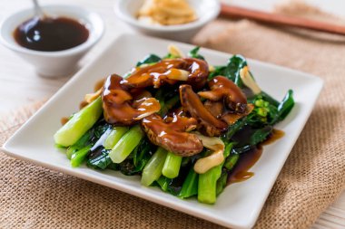 Sarımsaklı istiridye soslu kızarmış Hong Kong Kale heyecan