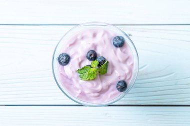 Taze yaban mersinli ev yapımı yoğurt