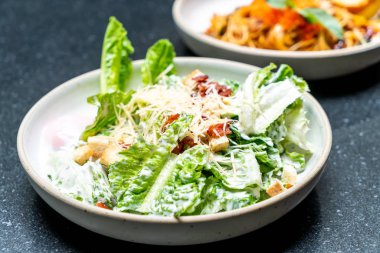 Sezar salata kasesi ile yumurta - sağlıklı gıda tarzı