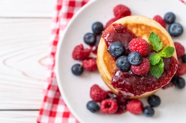 Taze ahududu ve yabanmersinli gözleme.