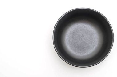 boş siyah plaka ve beyaz arka plan üzerinde izole kase