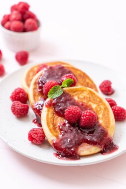 Taze ahududu ve frambuaz sos ile sufle gözleme