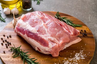 taze domuz ham filetosu ahşap tahta üzerinde