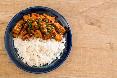 Baharatlı sos - sağlıklı ile Kızarmış tofu ve vegan gıda tarzı karıştırın