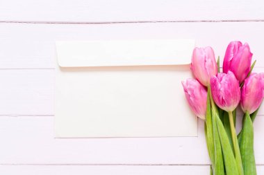 ahşap arka plan kopya alanı ile Pembe Lale çiçek