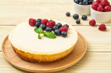 Ev yapımı cheesecake taze ahududu ve yaban mersini ile