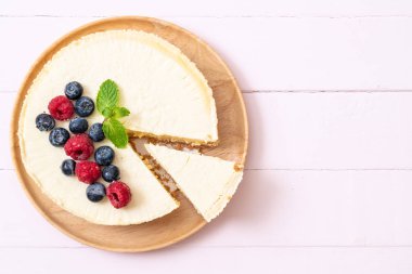 Ev yapımı cheesecake taze ahududu ve yaban mersini ile