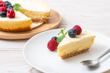 Ev yapımı cheesecake taze ahududu ve yaban mersini ile