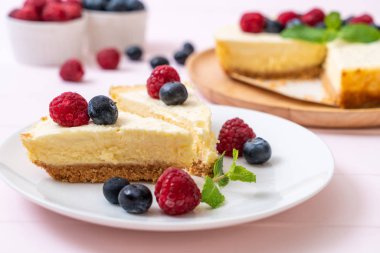 Ev yapımı cheesecake taze ahududu ve yaban mersini ile