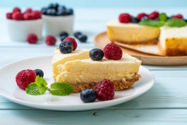 Ev yapımı cheesecake taze ahududu ve yaban mersini ile