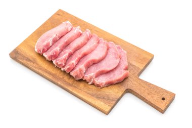 Beyaz arka planda izole edilmiş taze domuz filetosu.