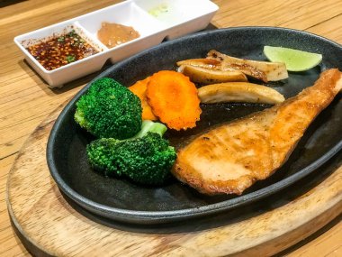 ızgara somon steak sebzeli - Japon gıda tarzı