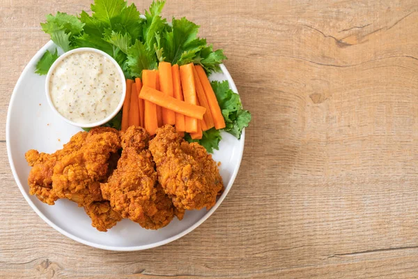 Sebzeli kızarmış tavuk kanadı.