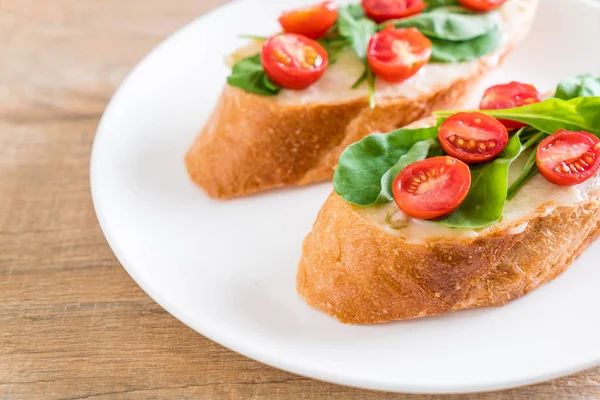 roka ve domates - sağlıklı ekmek veya vegan gıda tarzı