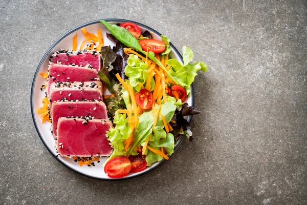 Taze ton balığı ve sebze salatası. Sağlıklı yemek.