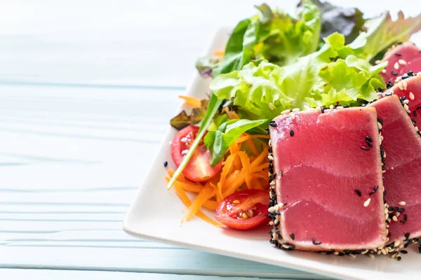 Taze ton balığı ve sebze salatası. Sağlıklı yemek.