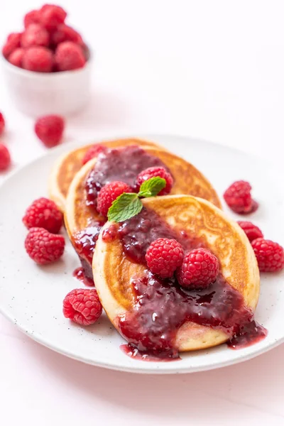 Crêpe Soufflée Aux Framboises Fraîches Sauce Aux Framboises — Photo