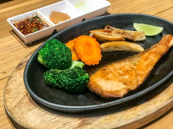 ızgara somon steak sebzeli - Japon gıda tarzı