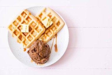 Çikolatalı dondurma waffle ve karamel sos ile