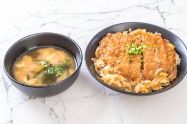 Kızarmış domuz pirzolası kasesi (Katsudon) - Japon yemek tarzı