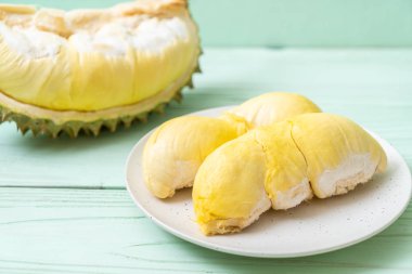 Ahşap zemin üzerinde taze Durian meyvesi