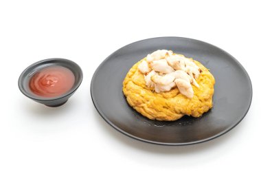 Beyaz arka plan üzerinde izole et ürünleri ile omlet