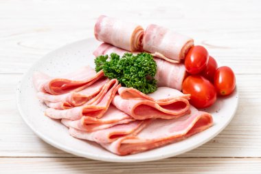 Çiğ domuz pastırma tabağa dilimlenmiş
