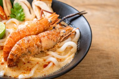 Baharatlı karides udon ramen noodle (Tom Yum Goong) - Japon füzyon gıda tarzı