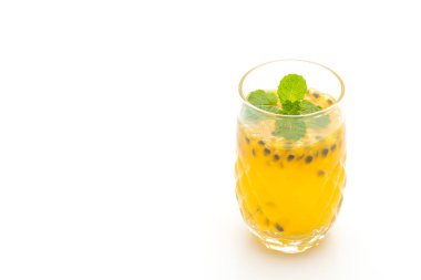 Beyaz arka planda izole edilmiş taze ve buzlu meyve suyu.