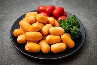 domuz eti kokteyl sosisi plaka üzerinde