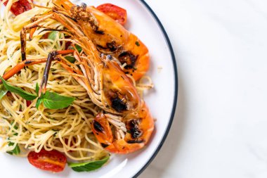 ızgara karides ve domates - İtalyan Füzyon gıda tarzı ile tavada kızartılmış spagetti