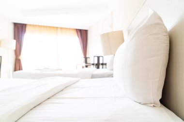 Otel yatak odası iç dekorasyonda yatak üzerinde rahat yastık