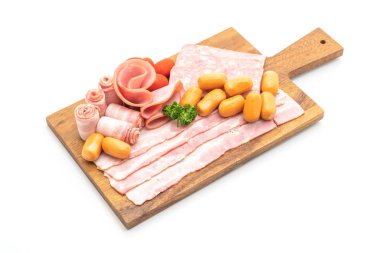 pastırma, sosis, jambon füme ve beyaz arka plan üzerinde izole Barbekü domuz pastırması