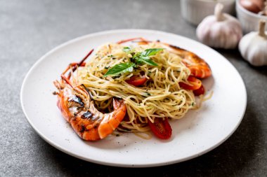 ızgara karides ve domates - İtalyan Füzyon gıda tarzı ile tavada kızartılmış spagetti