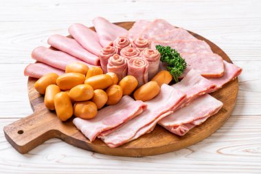 pastırma, sosis, jambon füme ve barbekü pastırma ahşap tahta üzerinde