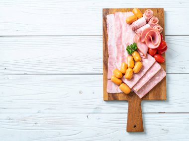 pastırma, sosis, jambon füme ve barbekü pastırma ahşap tahta üzerinde