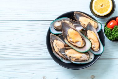 üzerinde siyah kase taze midye