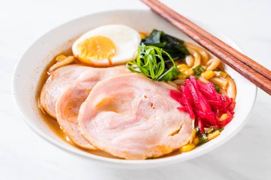 Baharatlı miso udon ramen noodle ile domuz eti - Japon gıda tarzı