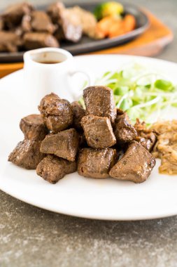 Masanın üzerine sebzeli dana biftek