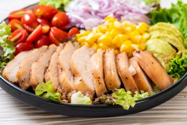 Tavuk göğsü - sağlıklı gıda tarzı ile sağlıklı salata kasesi