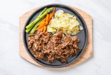 sıcak plaka - Asya tarzı domuz biftek dilimlenmiş