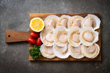 Ahşap tahta üzerinde taze kabuk tarak