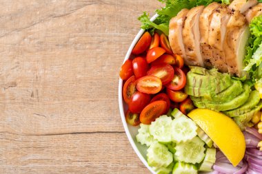 Tavuk göğsü - sağlıklı gıda tarzı ile sağlıklı salata kasesi